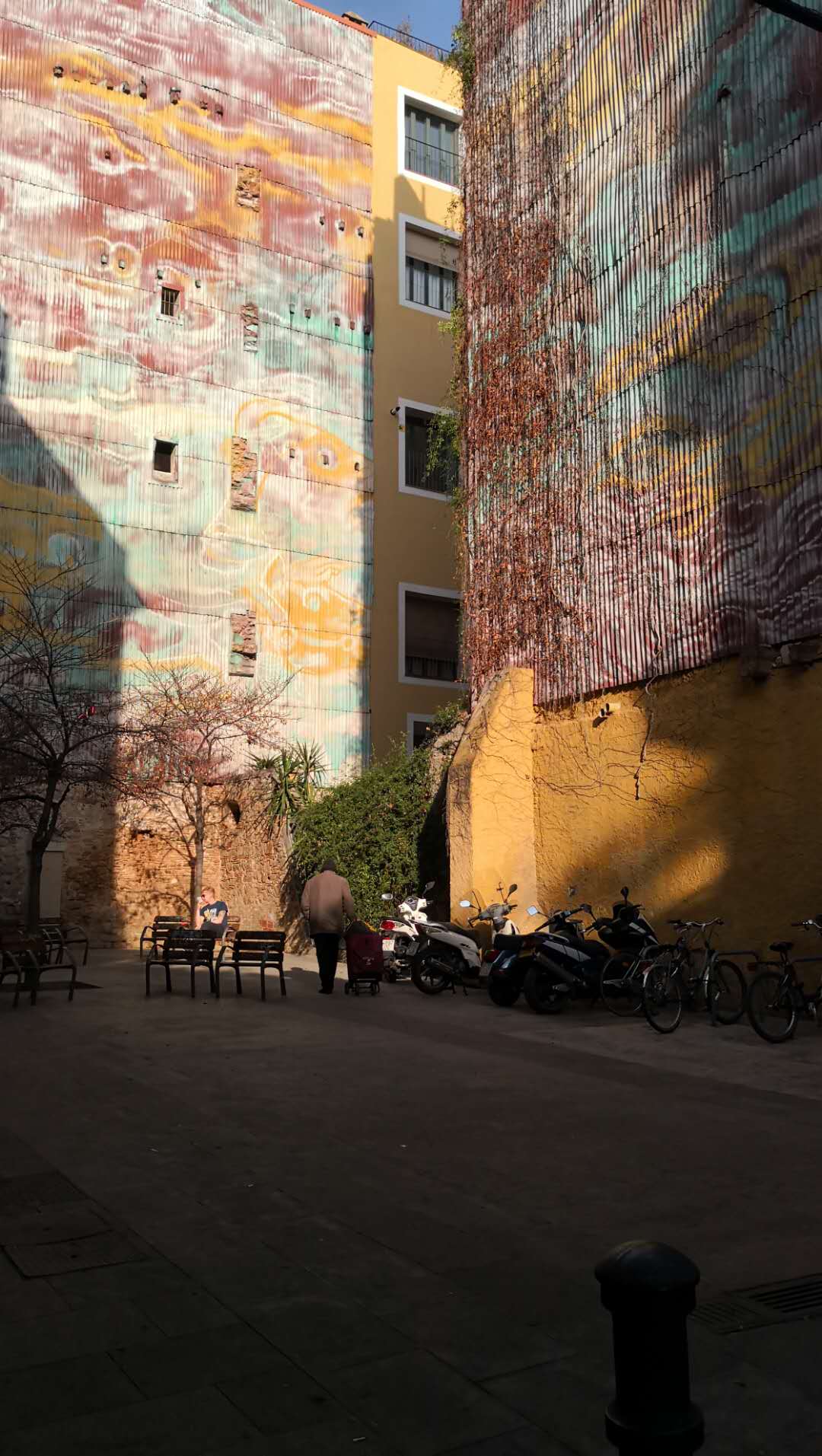 流浪地球怎么活下来的,流浪巴塞罗那