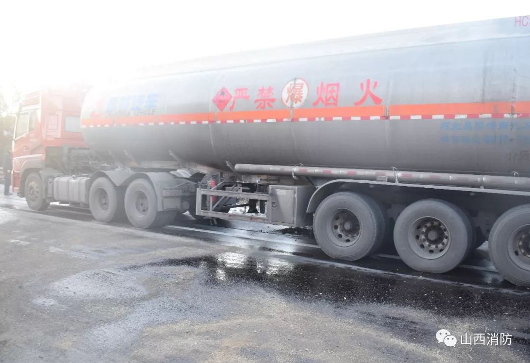 高速槽罐车泄漏消防员牺牲,汽油罐车侧翻泄漏消防员及时处置