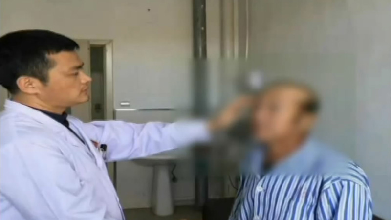 老人黑眼球边缘有白色影响视力,老人眼睛黑眼球变浑浊