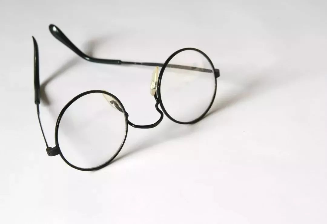 成年人近视不会加深是误区,不要走入手术治疗近视的误区