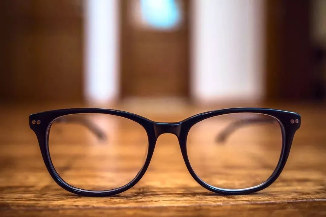 成年人近视不会加深是误区,不要走入手术治疗近视的误区