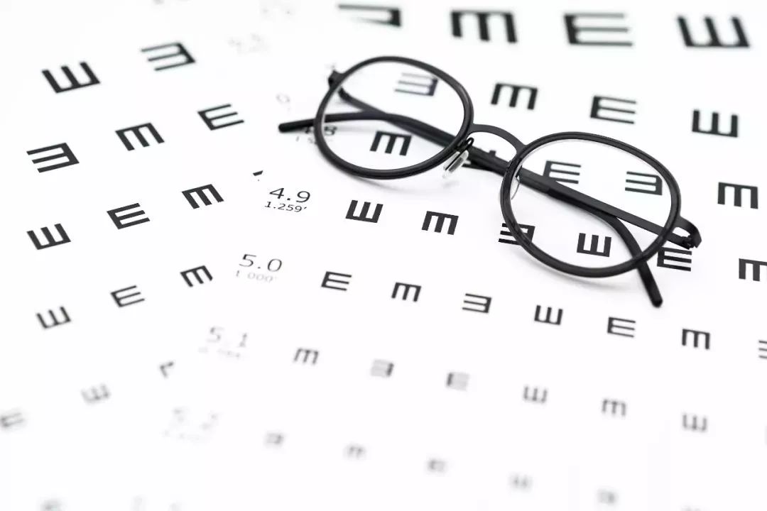 成年人近视不会加深是误区,不要走入手术治疗近视的误区