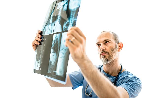 90岁老人摔了一跤怎么治疗,六旬老人摔骨折7个小时才被送医