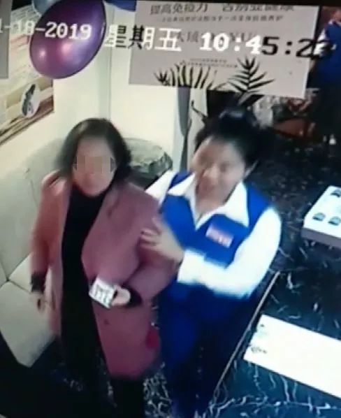 美女被理发店骗走,女子理发被忽悠贷款十几万后续