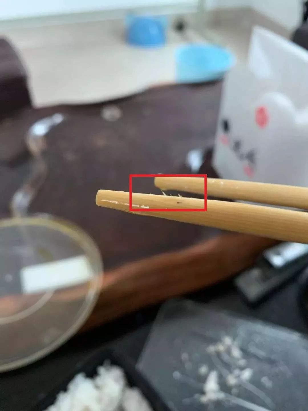 一次性筷子的木刺咽下去了怎么办,怎么判断一次性筷子是否扎进手里