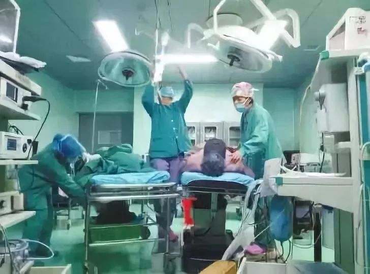 一次性筷子的木刺咽下去了怎么办,怎么判断一次性筷子是否扎进手里