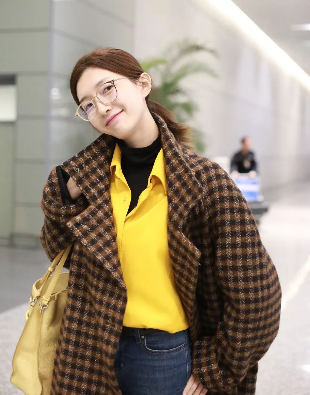 江疏影穿搭日常,照片中的江疏影身穿拼接格子衬衫