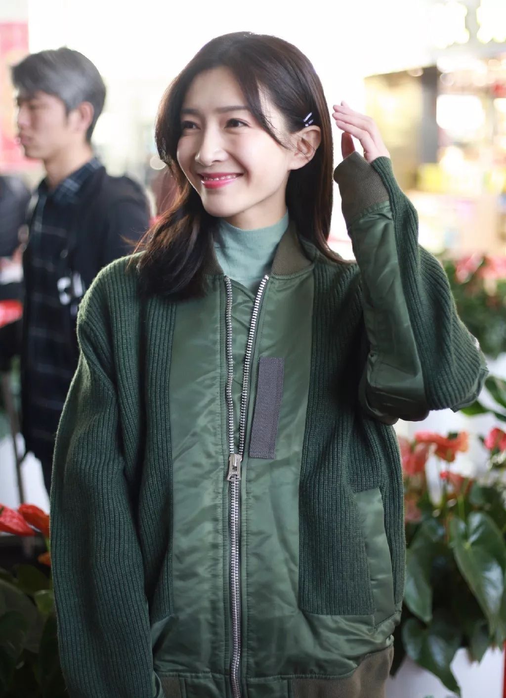 江疏影穿搭日常,照片中的江疏影身穿拼接格子衬衫