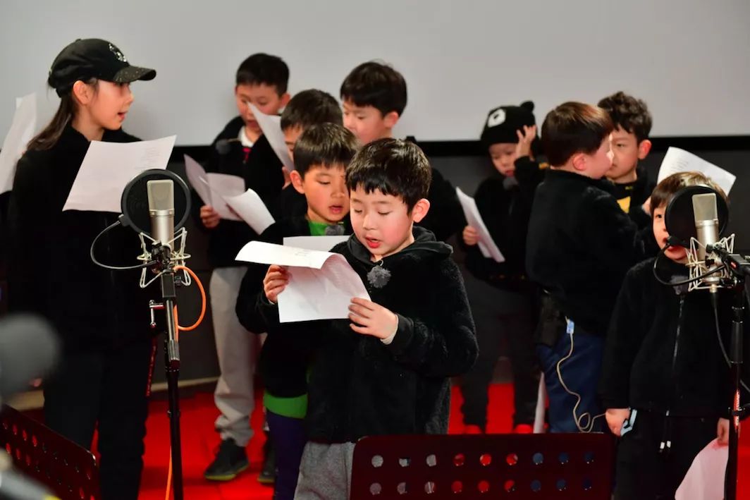 大冰小将发布会易烊千玺帅,大冰小将易烊千玺体育馆外场