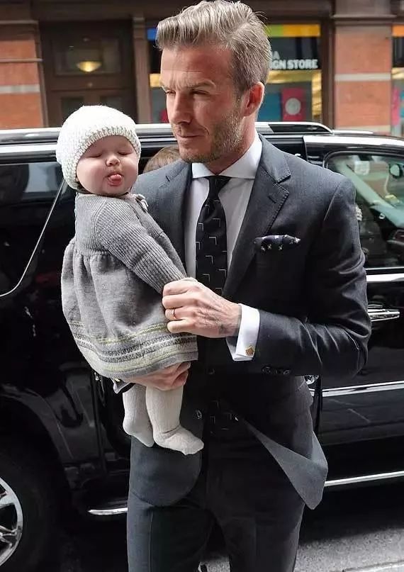 她剪个短发抢尽贝嫂风头！在皇宫过生日，买别墅学骑马，被宠大的孩子有多幸福？