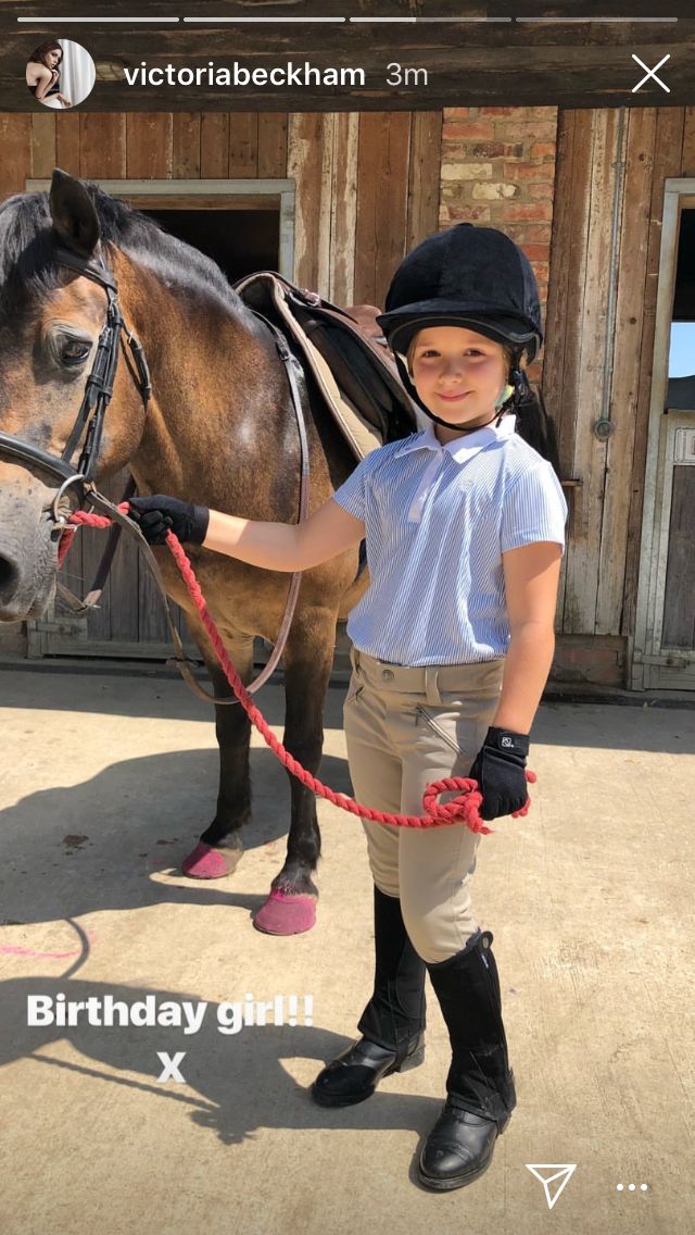 她剪个短发抢尽贝嫂风头！在皇宫过生日，买别墅学骑马，被宠大的孩子有多幸福？