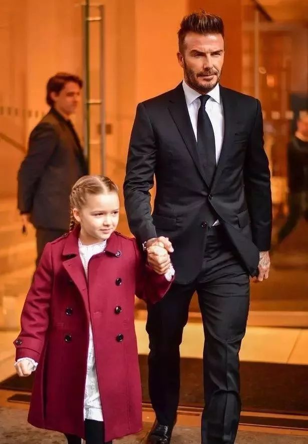 她剪个短发抢尽贝嫂风头！在皇宫过生日，买别墅学骑马，被宠大的孩子有多幸福？