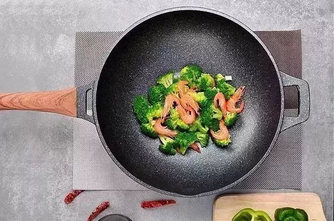 炒菜的时候粘锅教你一招轻松解决,炒菜粘锅最好的解决办法