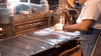 铅笔上面那块废柴橡皮为什么容易把纸擦破？