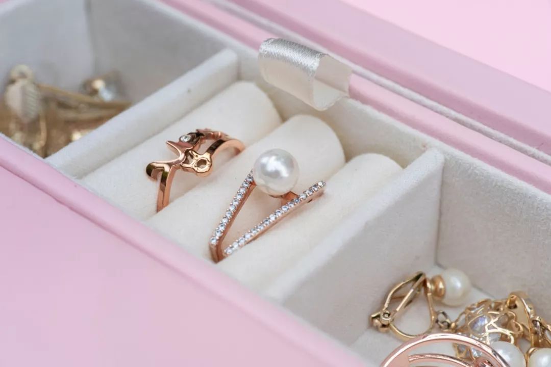 比起项链、耳环、戒指，女孩子更需要这个礼物|智黑智选