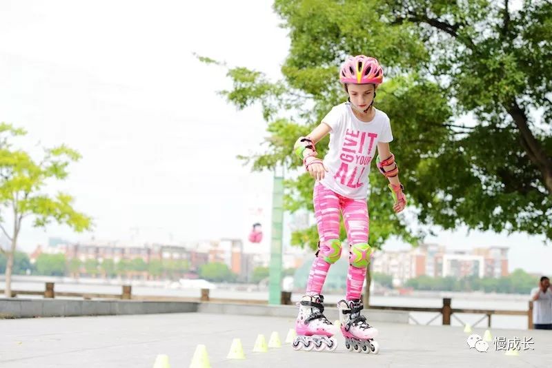 小孩学轮滑有什么好处,孩子学轮滑的好处