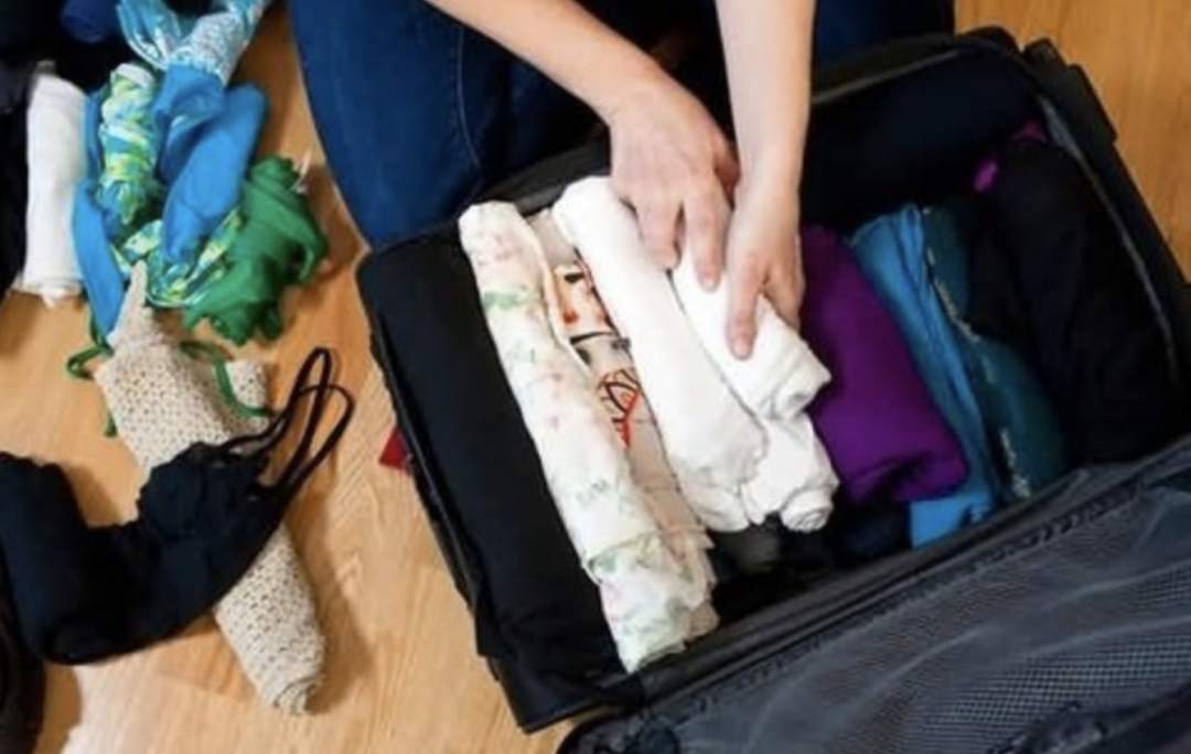 精致女孩出门旅行收纳行李箱,行李箱收纳技巧夏天旅游