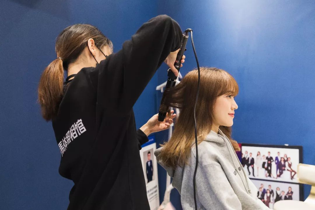 发型妆容与穿搭 (妆容发型和穿搭都是关键)