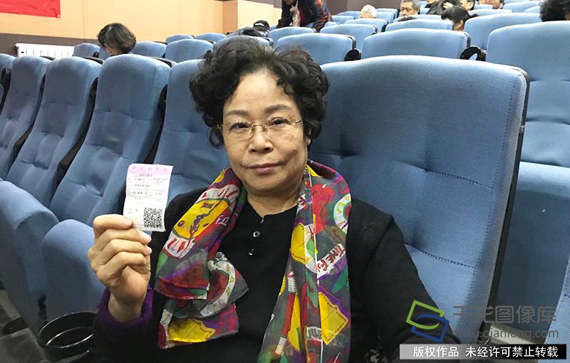 北京朝阳百位老人电影院里“过节”