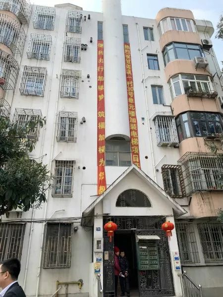 老旧小区加装电梯能加装阳台吗,老旧小区加装电梯二楼有门吗