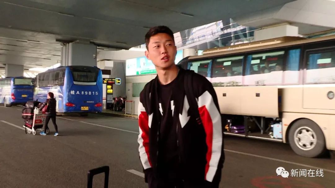 【送中国杯门票】中国男足今天到南宁了，真人帅哦