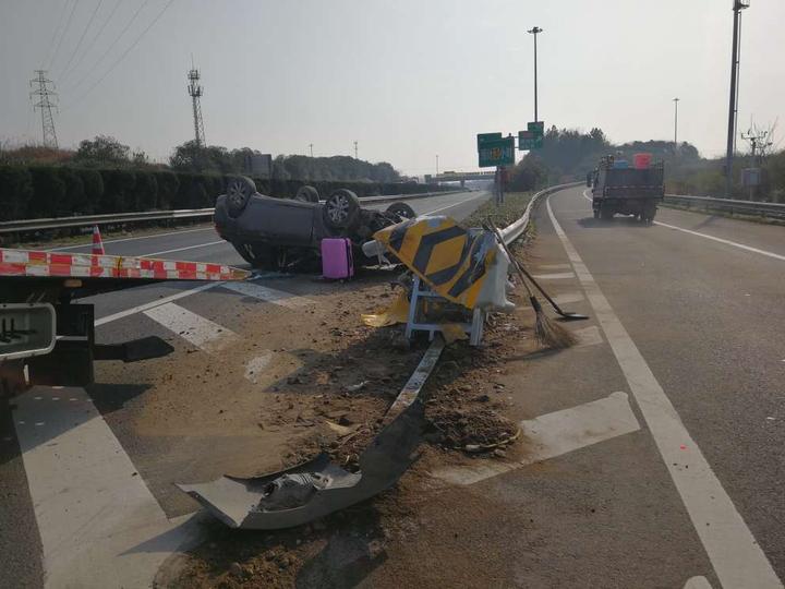 杭金衢高速上翻车，硬核奶奶保护怀中3个月大的婴儿毫发无伤