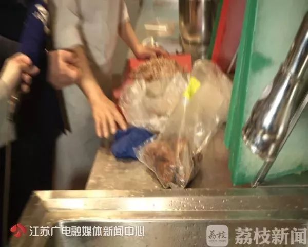 洗菜池里洗拖把拖地,洗菜洗碗池洗拖把