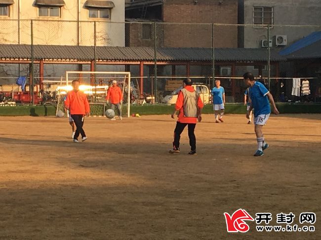 他们“带球如飞”奔跑在足球场