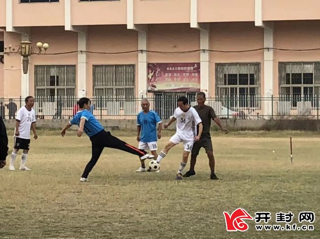 他们“带球如飞”奔跑在足球场