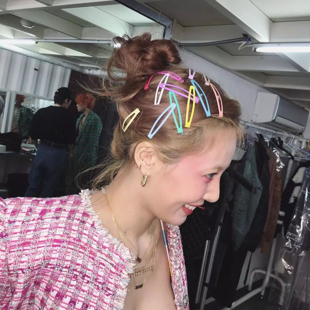 为什么我女朋友的照片头上都是蝴蝶？