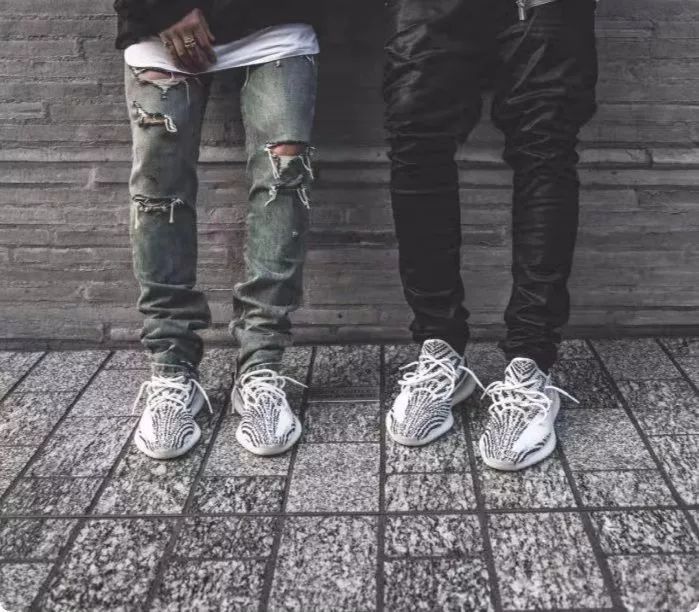 yeezy350白斑马,yeezy白斑马2020字母都是反的吗
