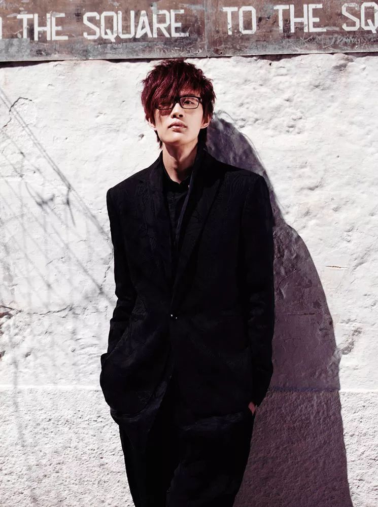 力压周杰伦、引领非主流、霸屏QQ空间…陪你长大的他，怎么混得这么惨？