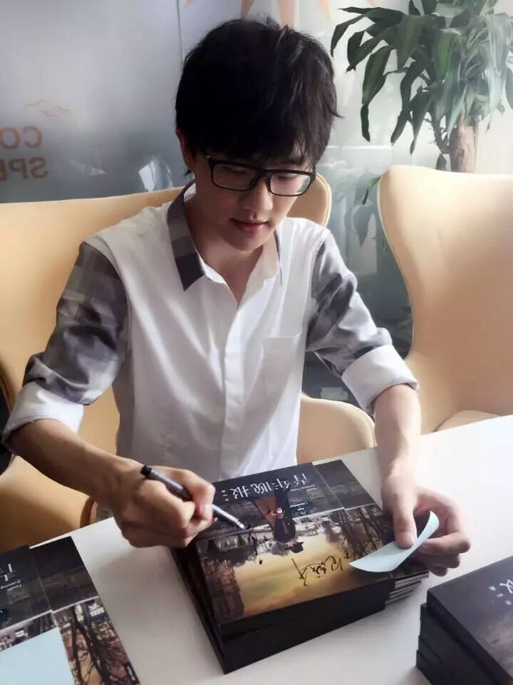 力压周杰伦、引领非主流、霸屏QQ空间…陪你长大的他，怎么混得这么惨？