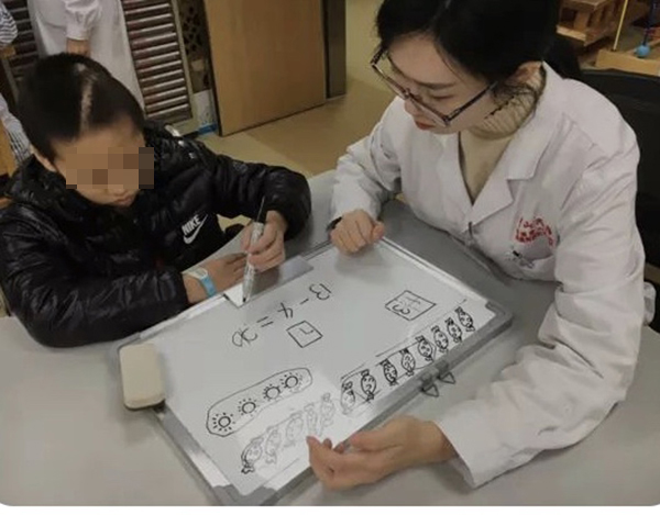 暖闻｜女实习医生画漫画和病人沟通，化解认知障碍和沟通困难