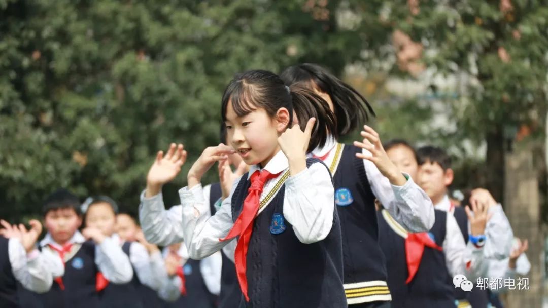 礼赞伟大祖国快闪视频,致敬祖国快闪的视频