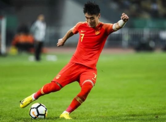 国足对战泰足颜骏凌扑头球,国足0:3泰国阵容名单