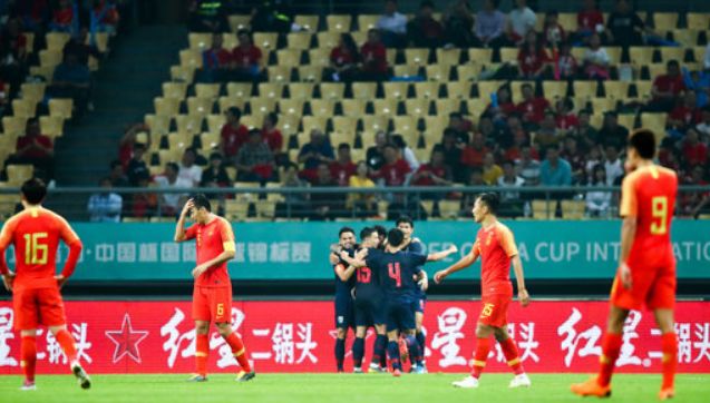 国足对战泰足颜骏凌扑头球,国足0:3泰国阵容名单