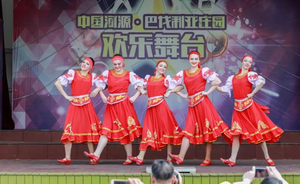 广大附中（河源）巴伐利亚实验学校、国际足球基地、大湾区房车营地、粤北“千村”集市等五大项目建设、合作签约活动