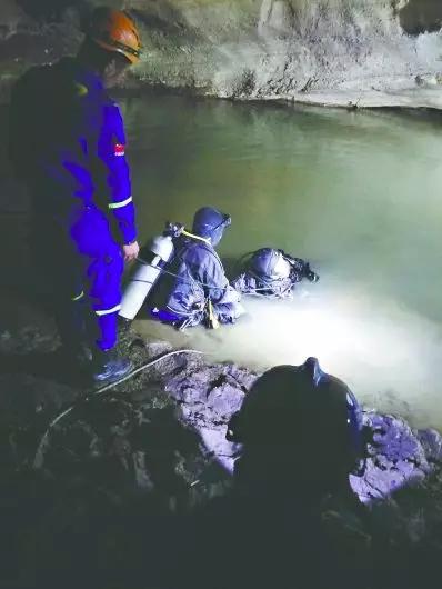 11人溶洞避暑9失联获救后跪谢,15岁洞穴失踪5天搜救无果