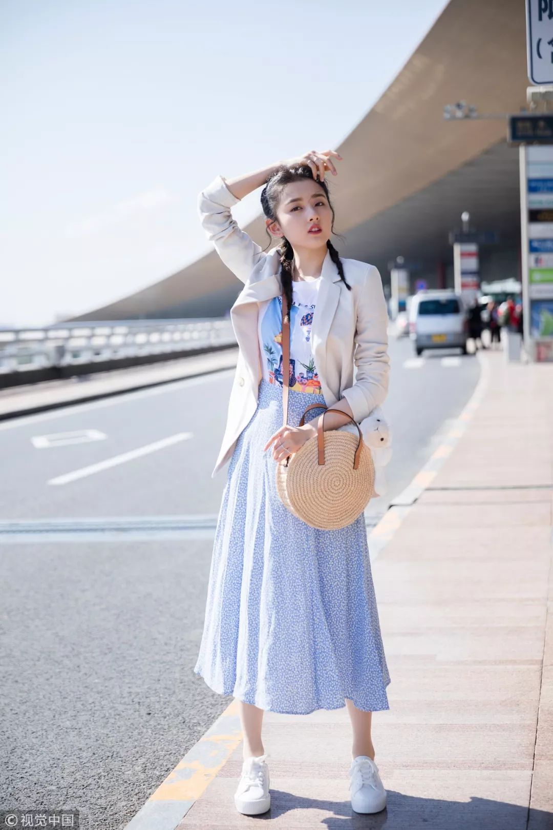 最新时尚穿搭街拍,换季不吃土旧衣穿出新时髦感