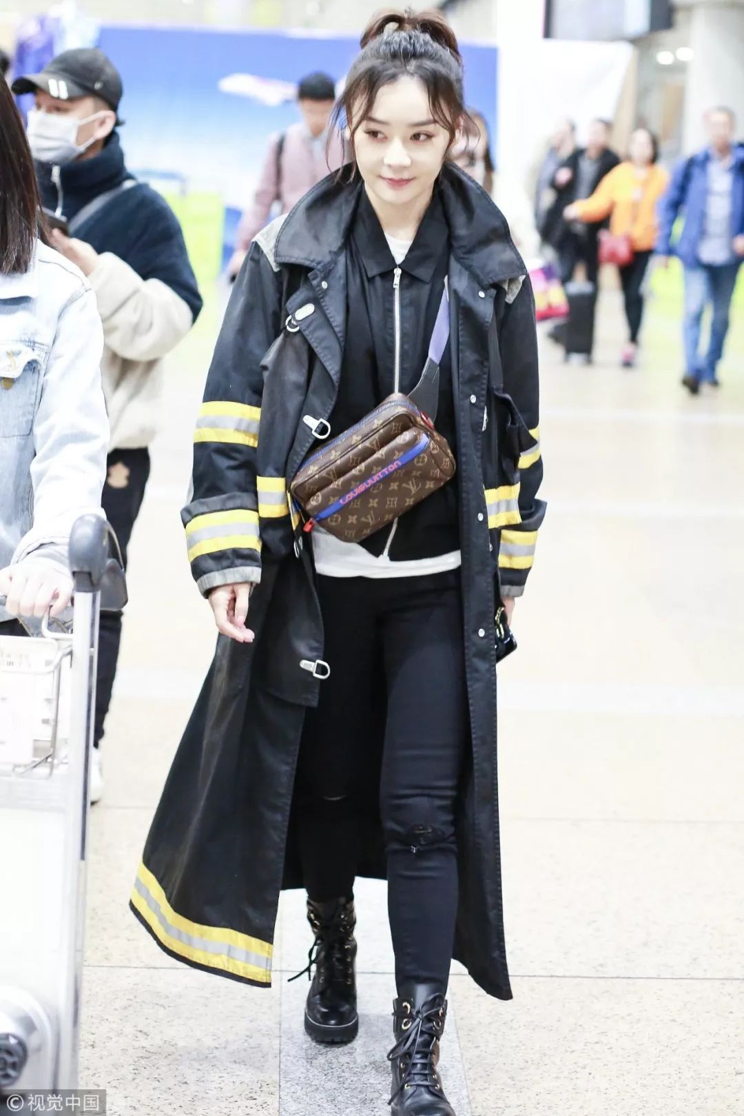 最新时尚穿搭街拍,换季不吃土旧衣穿出新时髦感