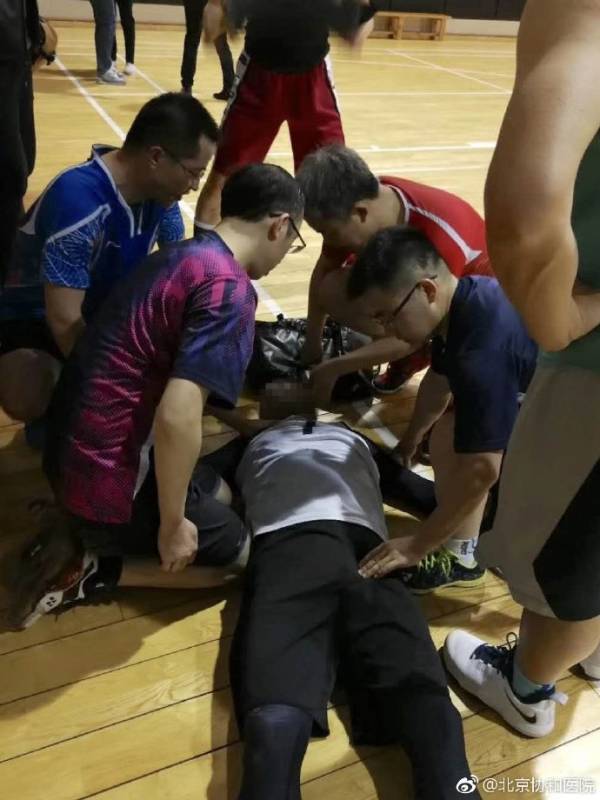 北京一男子健步道上发生心脏骤停,北京一男生突然倒地心脏骤停救人