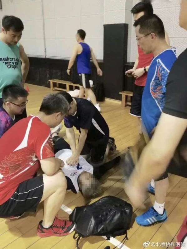 北京一男子健步道上发生心脏骤停,北京一男生突然倒地心脏骤停救人