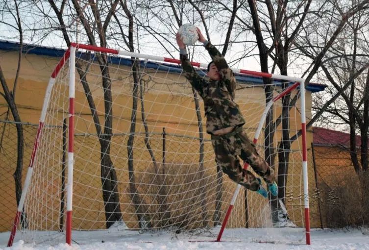 松顶山下的足球风