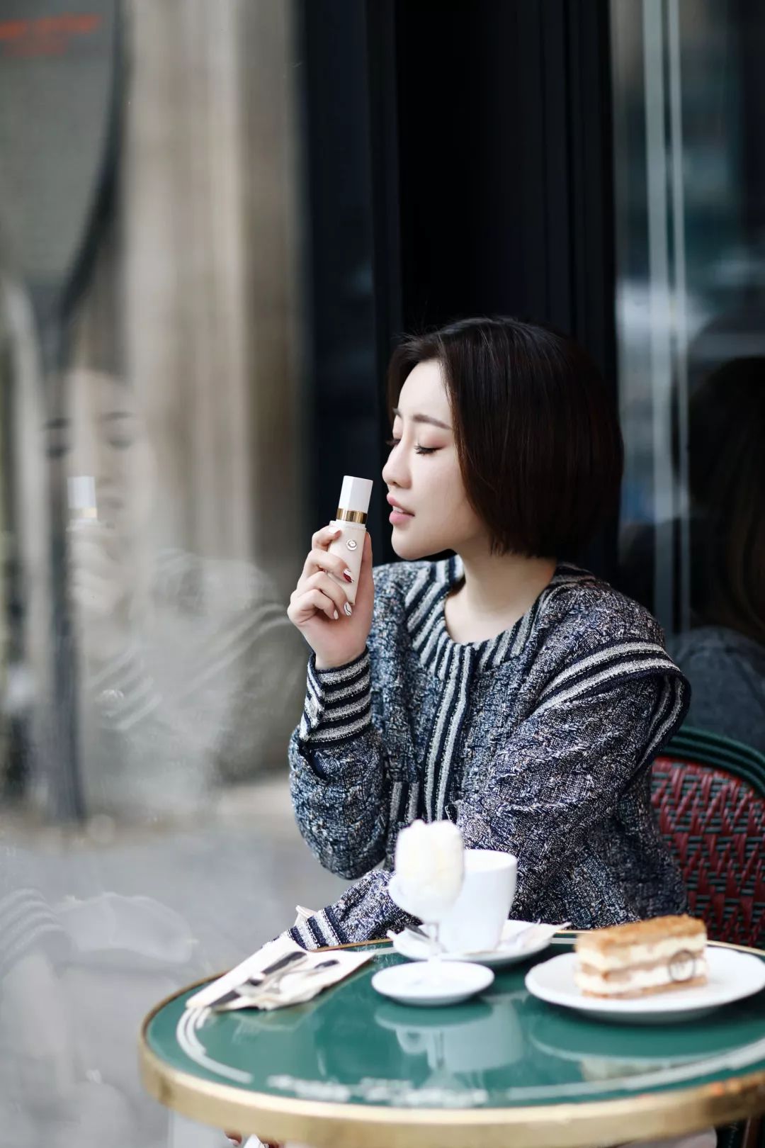 寻找香奈儿,用鼻子闻气味找对象