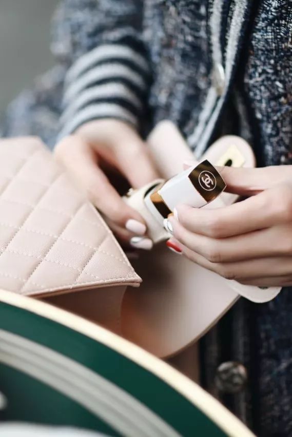 寻找香奈儿,用鼻子闻气味找对象