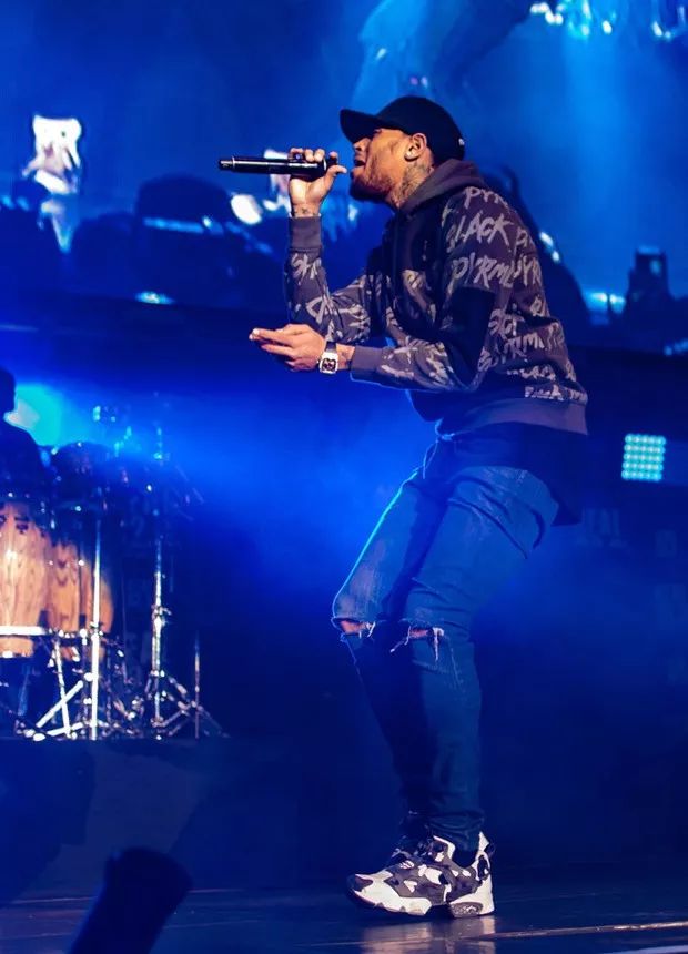 权志龙在成龙演唱会上的视频,成龙和权志龙谁名气最大