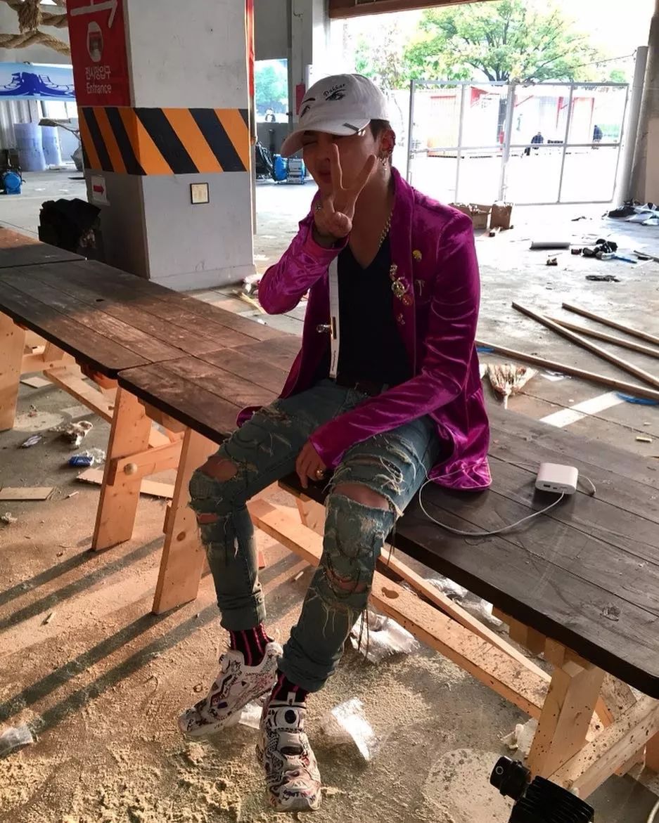 权志龙在成龙演唱会上的视频,成龙和权志龙谁名气最大