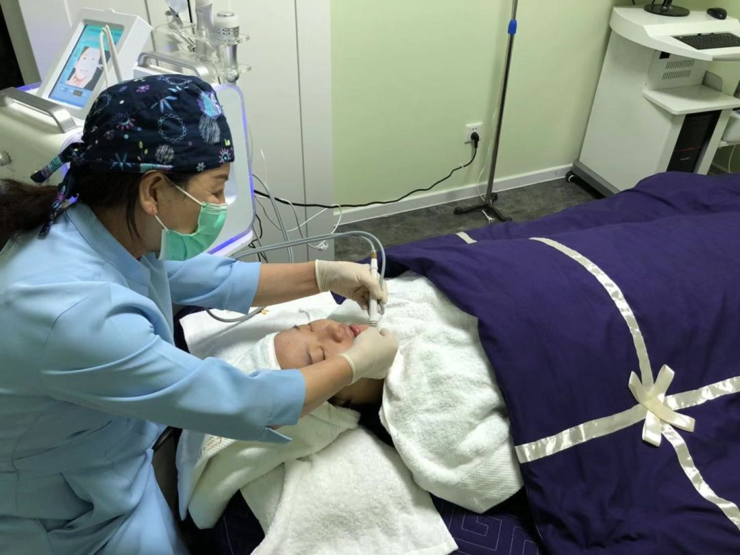 假小子变装惊艳全场的样子,肿眼泡假小子