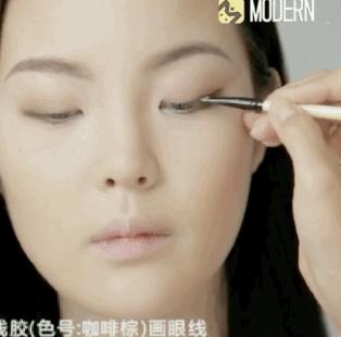 假小子变装惊艳全场的样子,肿眼泡假小子